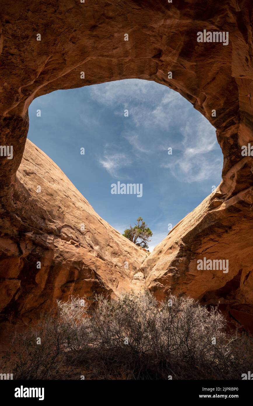 Arco natural en Five Arches, sur de Utah. Foto de stock