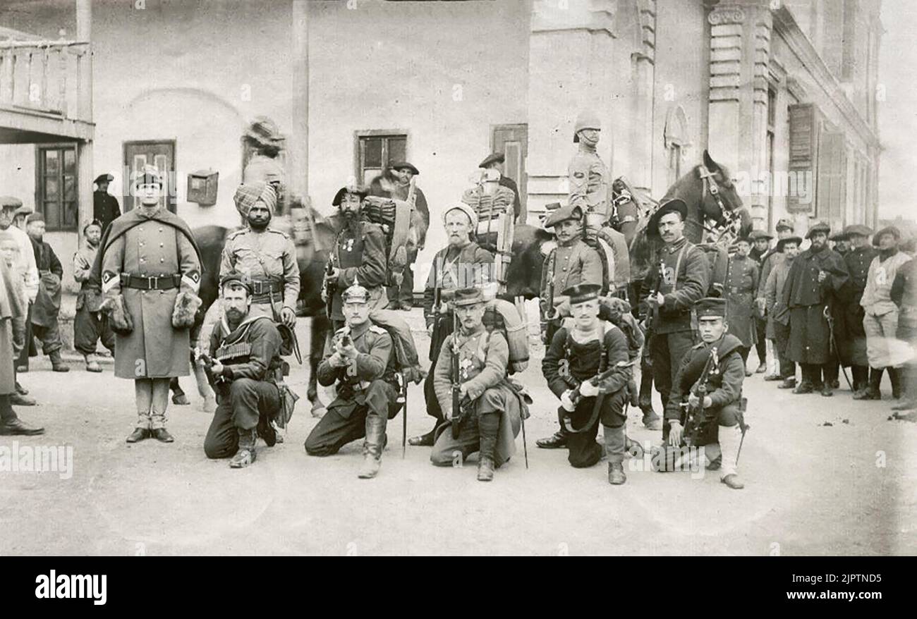 Ocho soldados de la alianza de las naciones en 1900 durante la Rebelión de los Boxer Foto de stock
