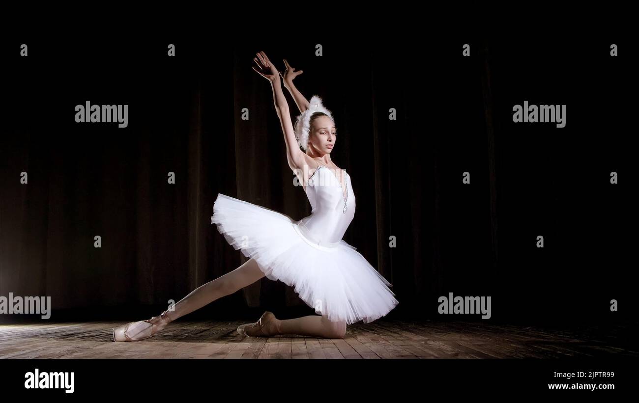 Vestido de bailarina blanca fotografías e imágenes de alta