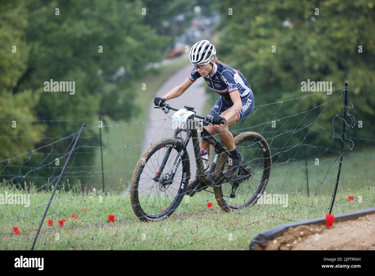 Loana de Francia Medalla de oro durante el ciclismo de montaña