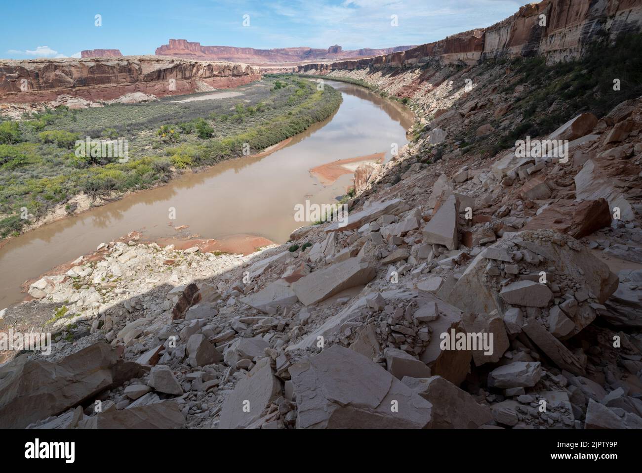 Deslizamiento de rocas a lo largo del río Green, Parque Nacional Canyonlands, Utah. Foto de stock