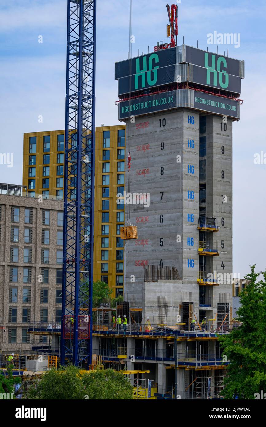 Proyecto de bloque de torres urbanas (desarrollo moderno de apartamentos de varias plantas de gran altura, trabajo de personal, mástil de grúa) - Leeds, West Yorkshire, Inglaterra, Reino Unido. Foto de stock