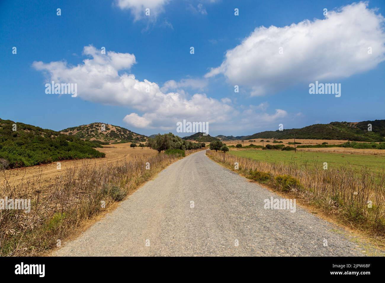 Mirando a lo largo de una carretera rural en la península de Karpaz en el norte de Chipre Foto de stock