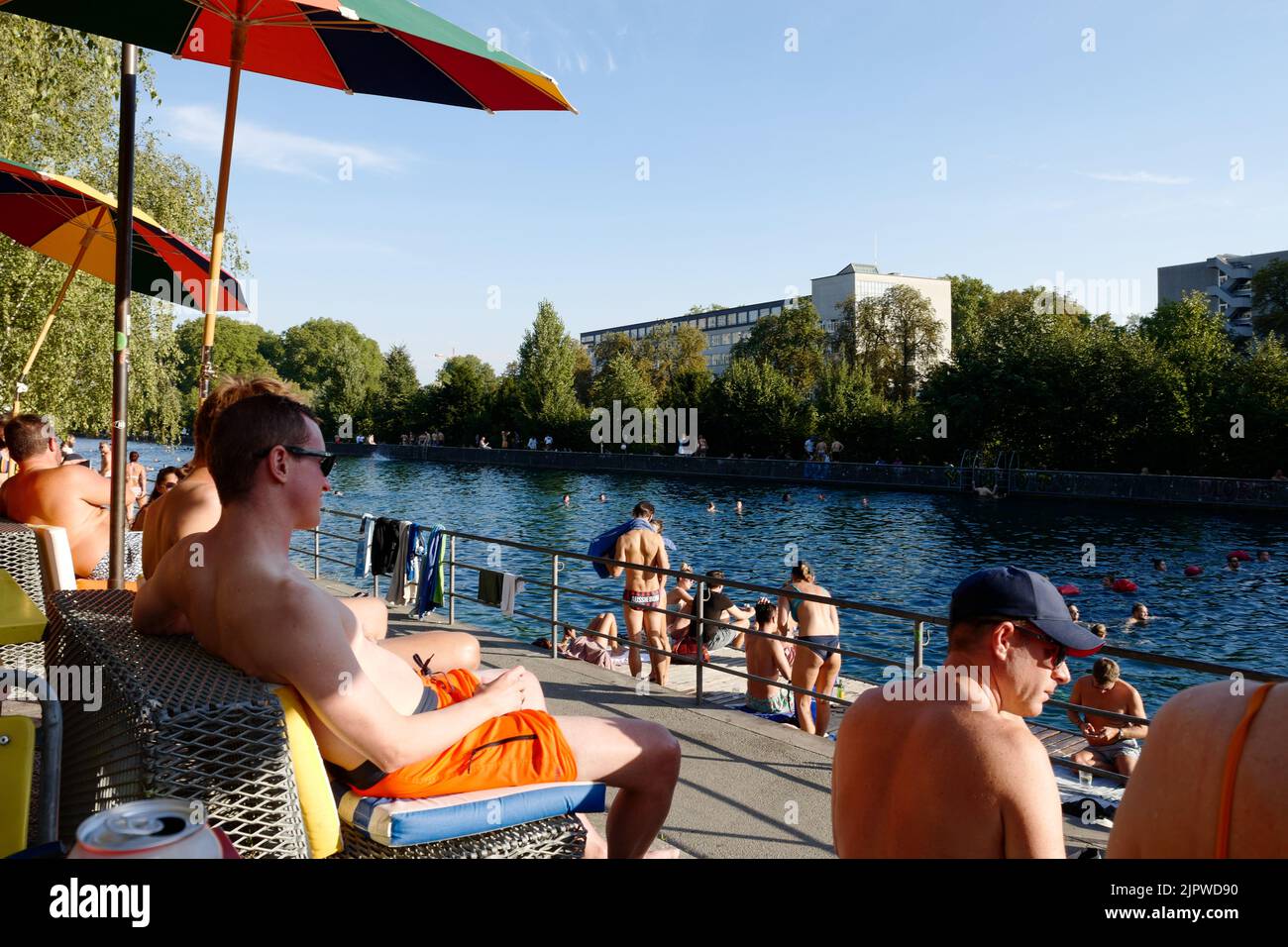 Nadar en el río Limmat, Zürich, Suiza, agosto de 2022 Foto de stock