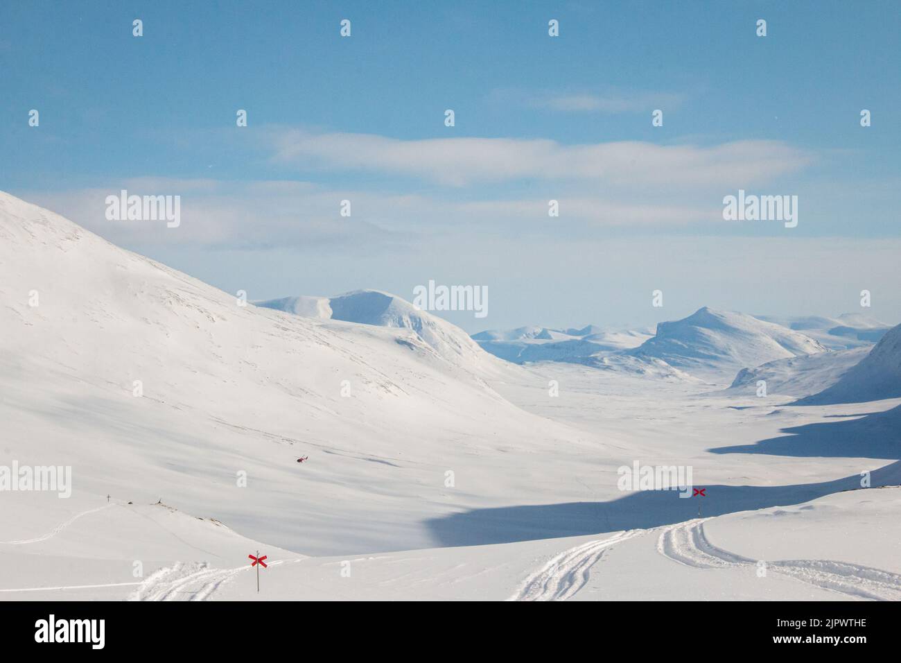 Un sendero de esquí Kungsleden que desciende desde el paso de montaña de Tjaktja hacia la cabaña de montaña de Salka, temporada de invierno, Laponia, Suecia Foto de stock
