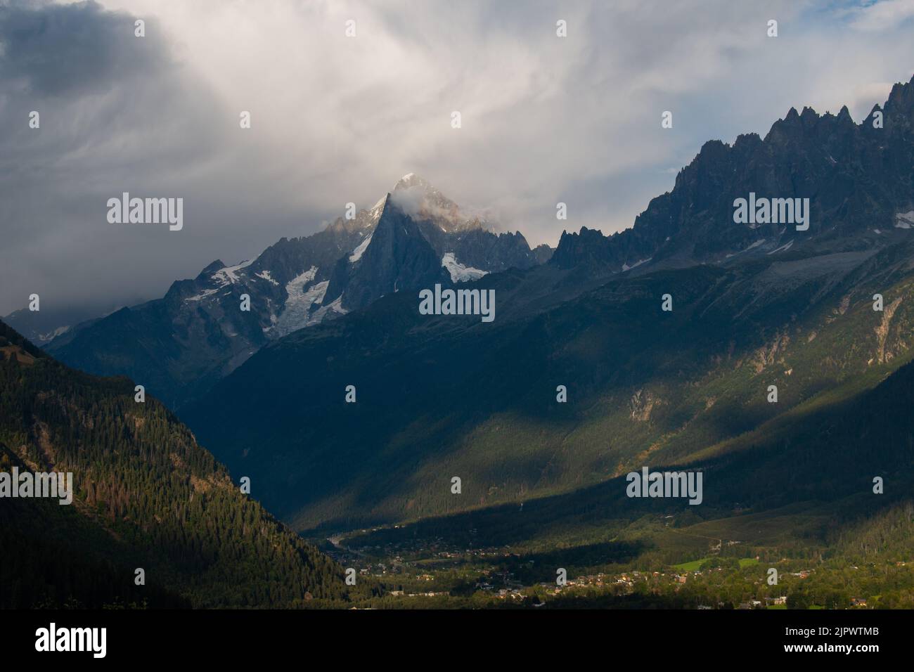 Les Houches en el valle del macizo montañoso del Mont Blanc por la tarde, los Alpes franceses, Francia Foto de stock