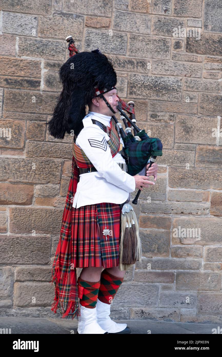 Hombre con traje escocés tradicional con gaita en la calle Fotografía de  stock - Alamy