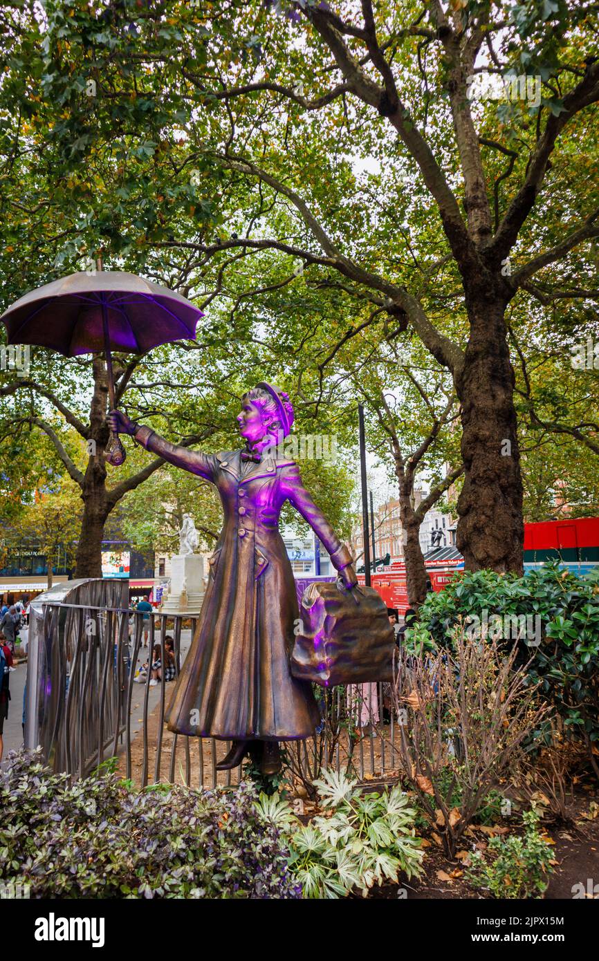 Estatua de Mary Poppins con su paraguas en Leicester Square en el West End,  en el centro de Londres WC2 Fotografía de stock - Alamy
