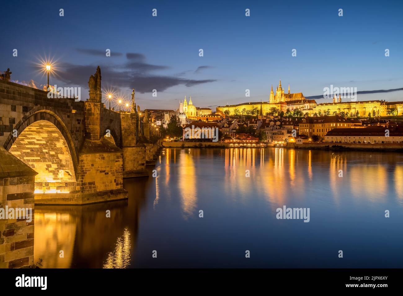 Puente de Carlos y el castillo de Praga por la noche, República Checa. Foto de stock