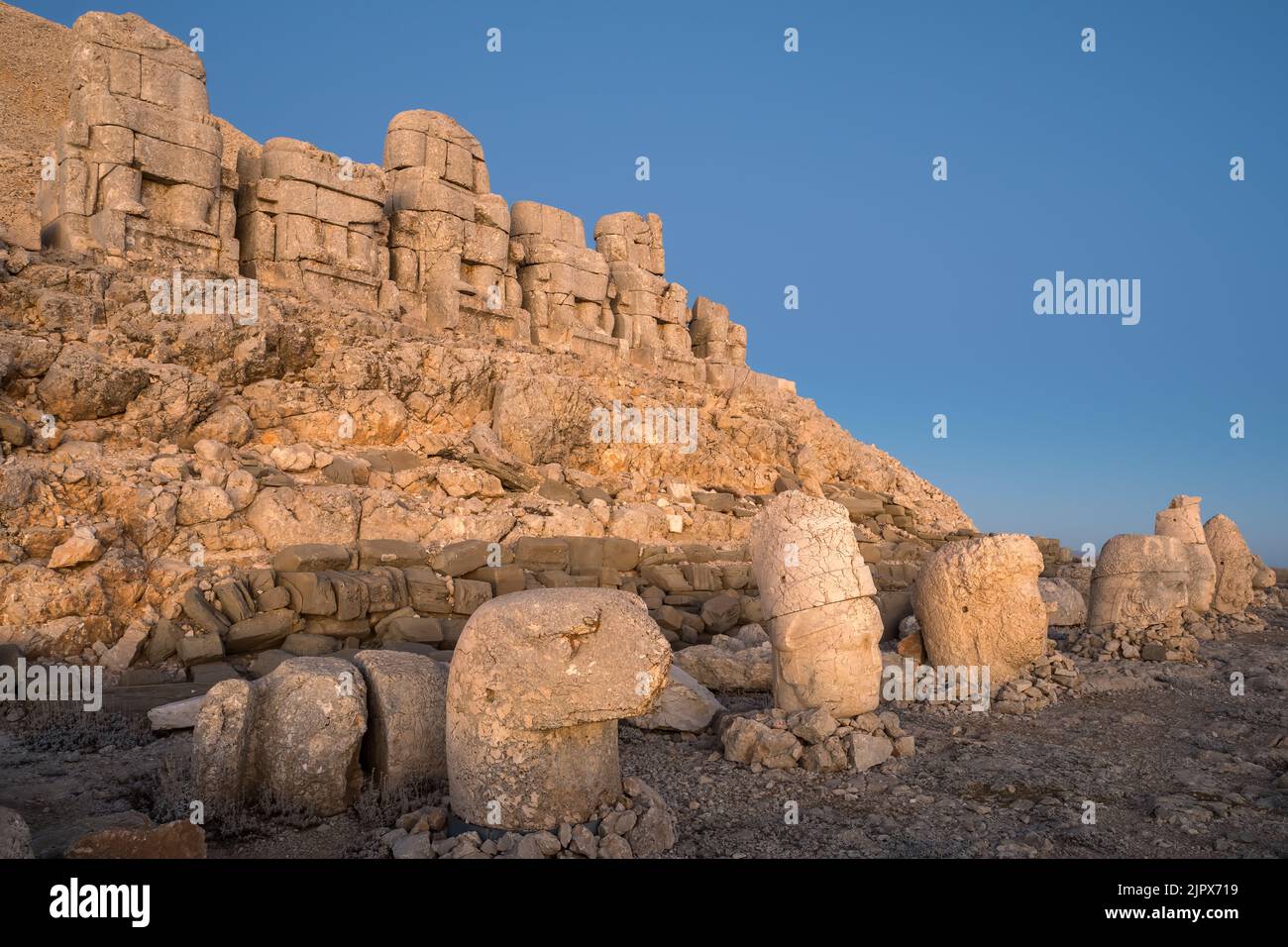 Estatuas antiguas en la montaña Nemrut al amanecer en Turquía. Foto de stock