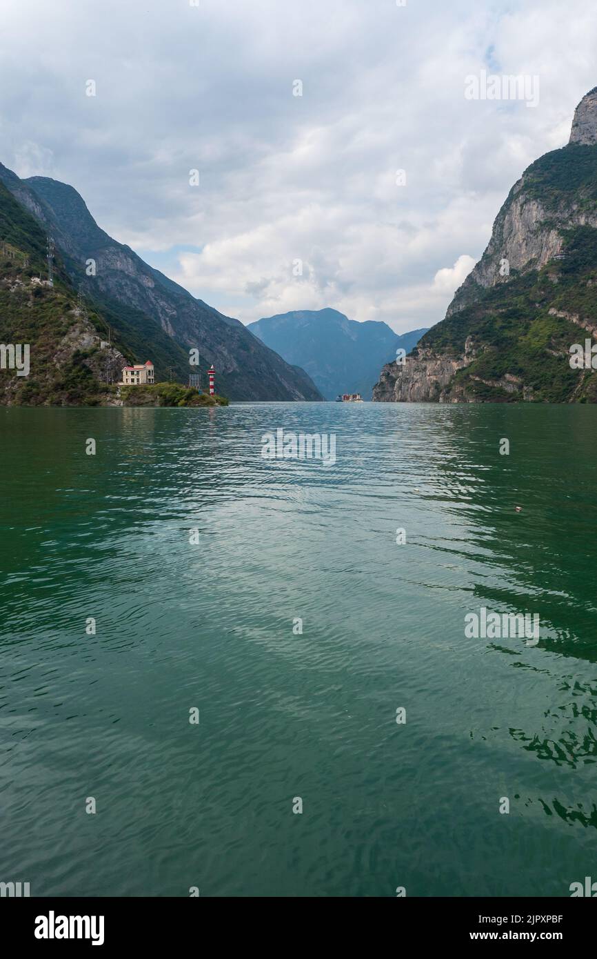 Pequeñas gargantas en el crucero por el río Yangtze Foto de stock
