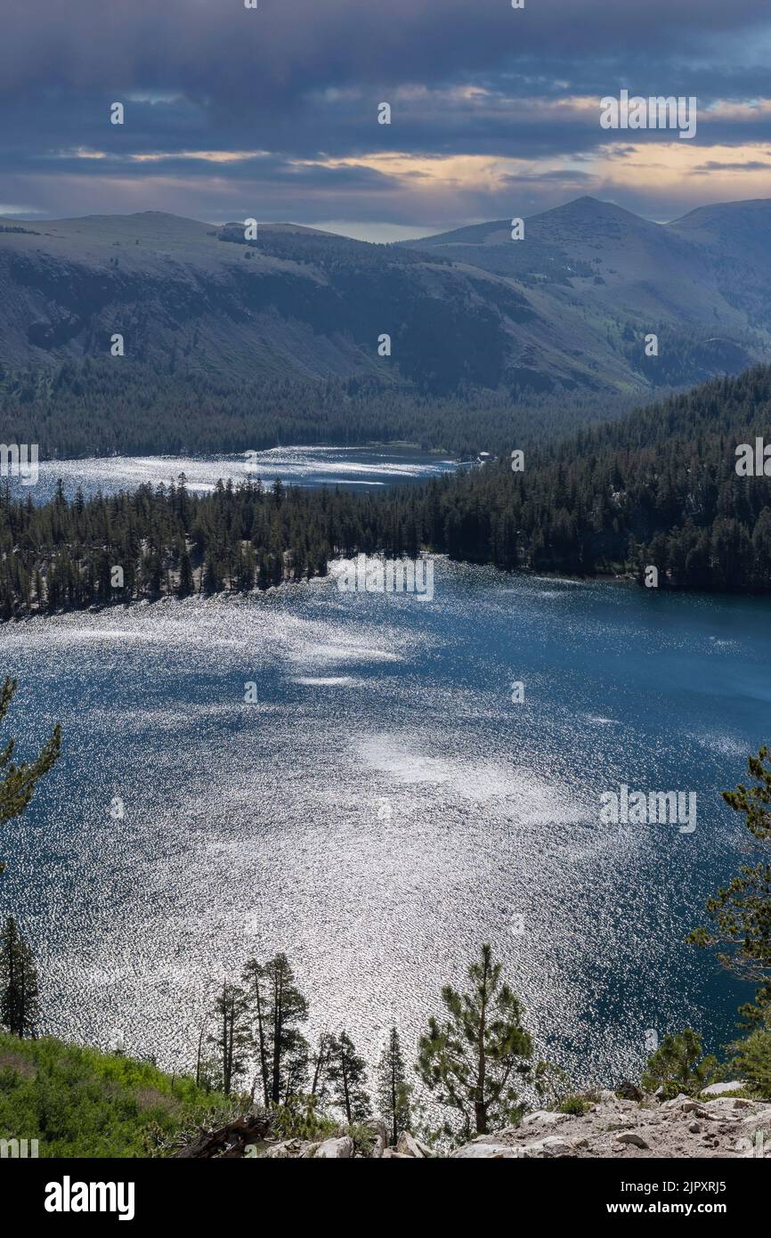 Vista vertical del Lago George y el Lago Mary en Mammoth Lakes en las Montañas de California Sierra Nevada. Foto de stock