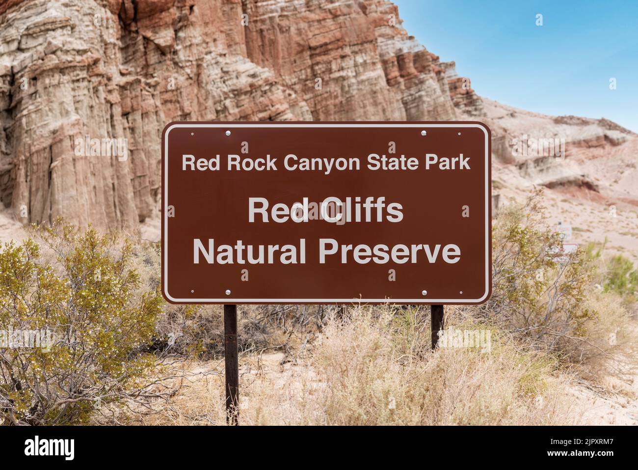 Parque Estatal Red Rock Canyon Señal de Reserva Natural Red Cliffs en el área del desierto de Mojave en California. Foto de stock