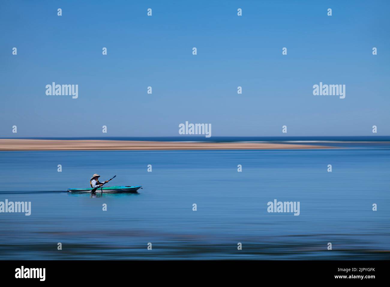 Un kayaker se desliza por el agua en la costa de Oregón Foto de stock