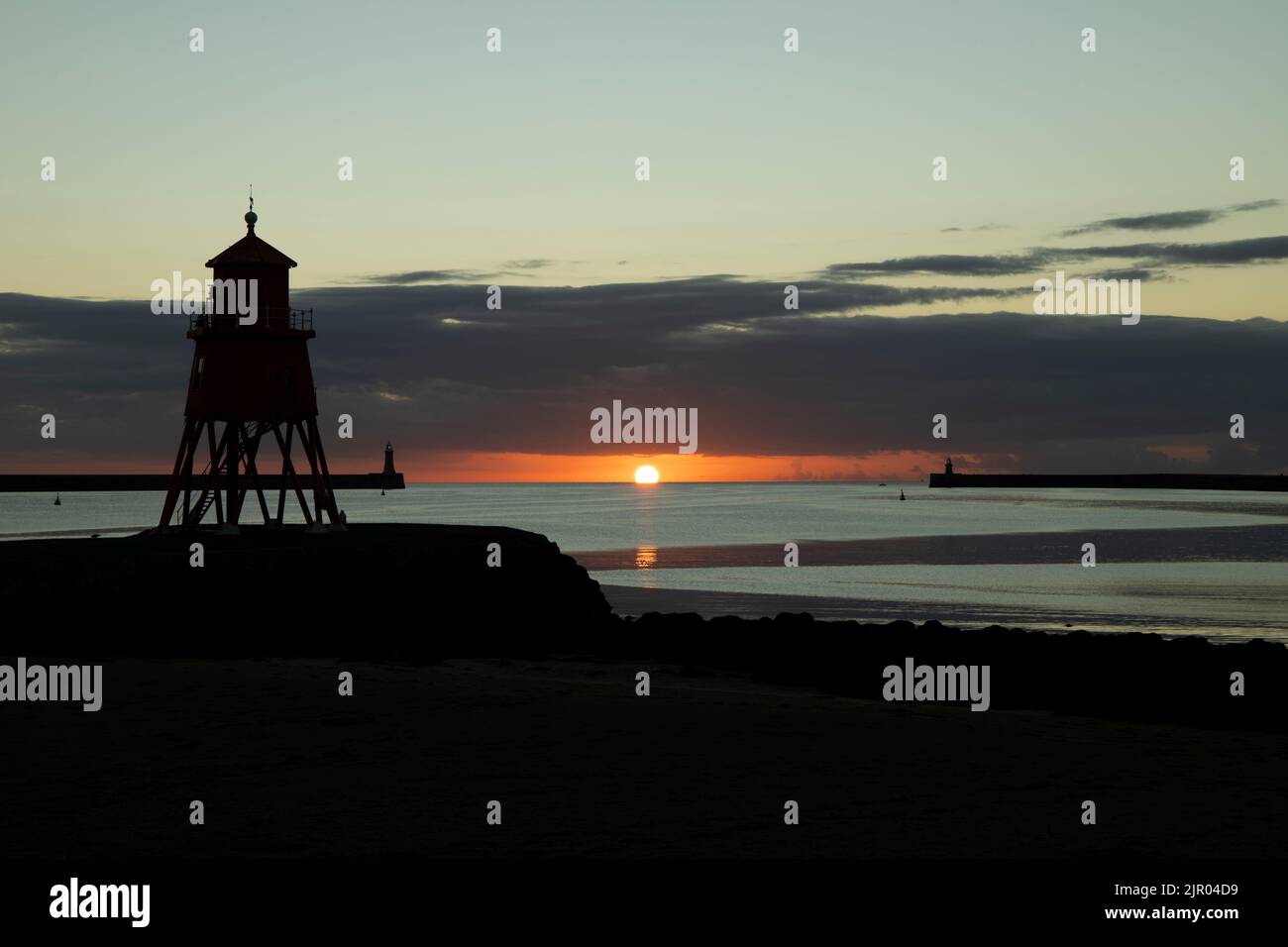 South Shields Herd Groyne Lighthouse en Sunrise Foto de stock