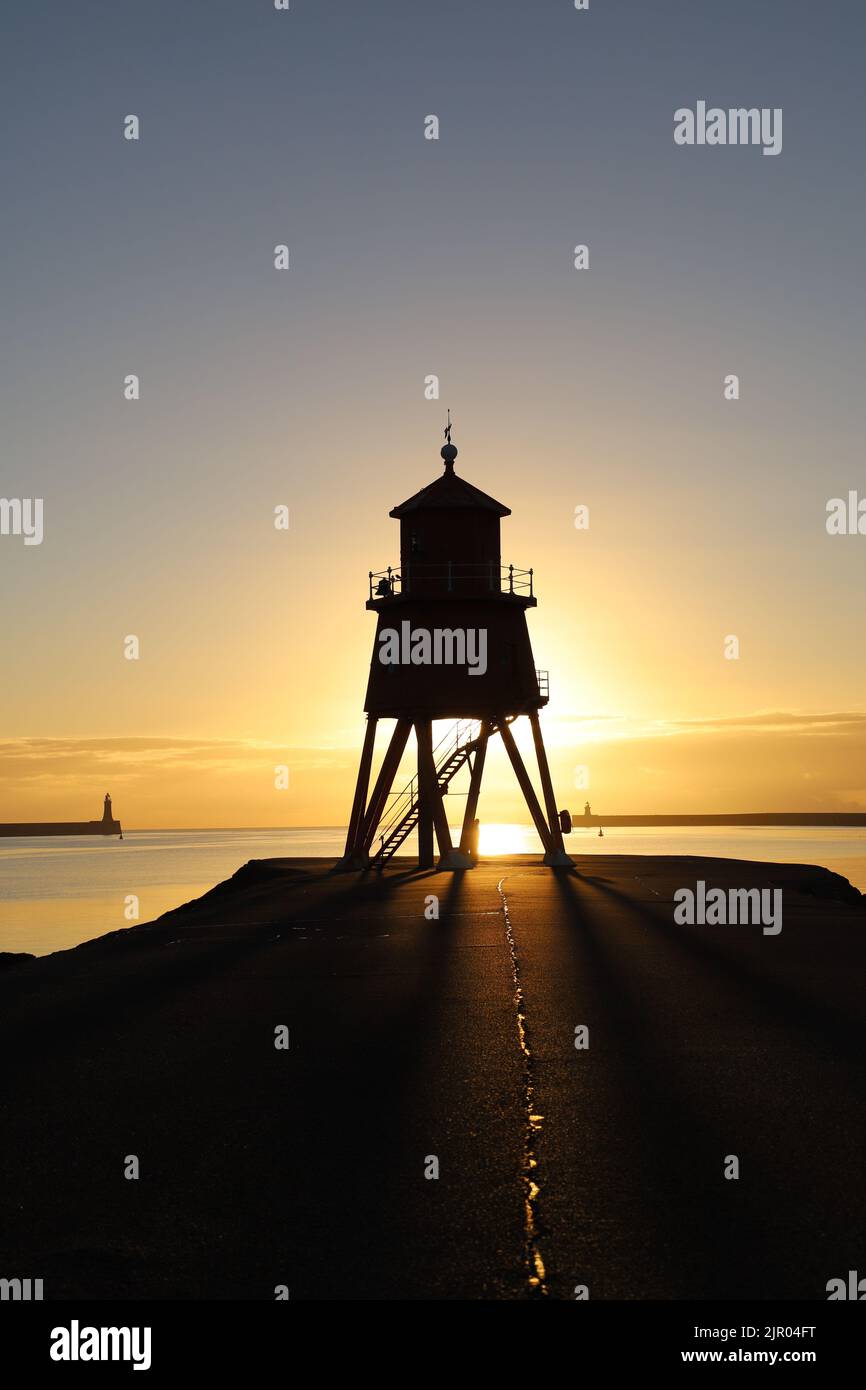 South Shields Herd Groyne Lighthouse en Sunrise Foto de stock