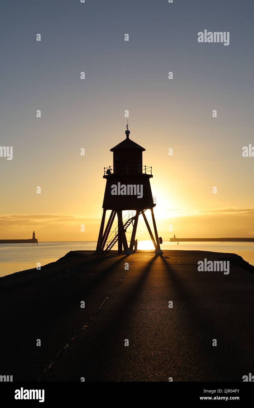 South Shields Herd Groyne Lighthouse en Sunrise Foto de stock