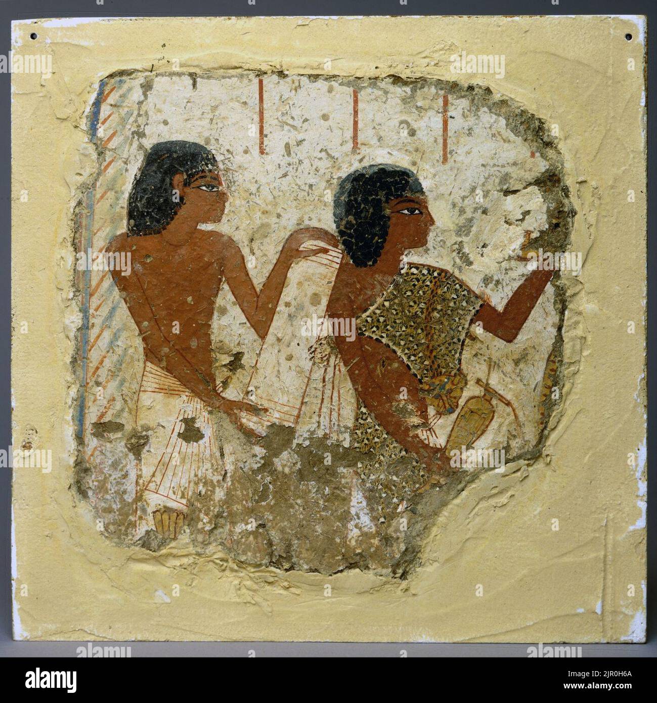 Pintura de la tumba que representa a dos sacerdotes, uno sosteniendo un rollo de papiro y el otro un jarrón para las libaciones (... Foto de stock