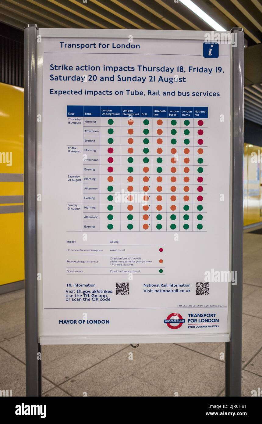 Transporte para Londres, letrero infográfico que detalla información acerca de los trenes que corren durante los huelgas del metro, agosto de 2022, Londres, Reino Unido. Foto de stock