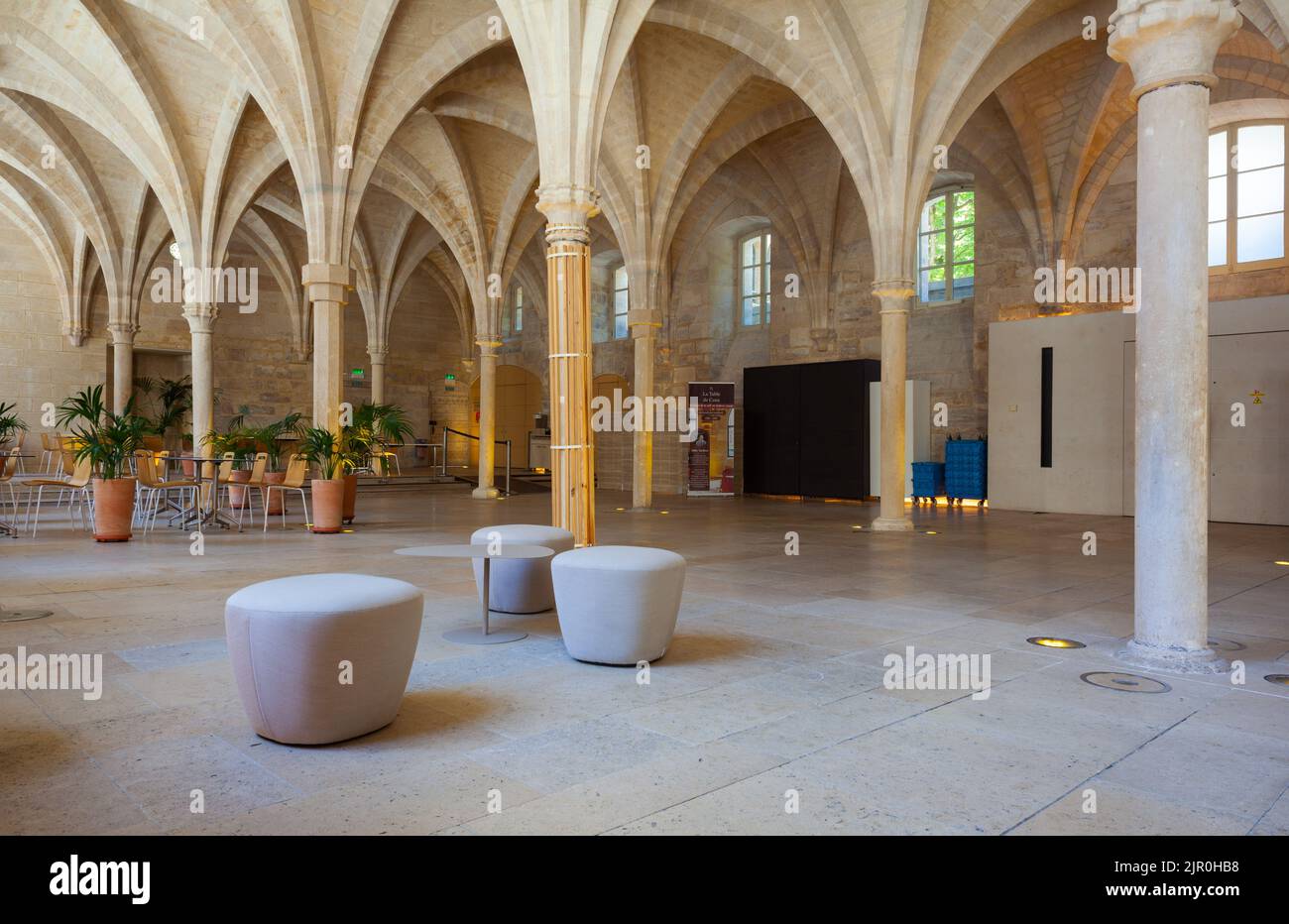 París, Francia – Julio, 14: Vista interior del refectorio del College des Bernardins el 14 de julio de 2022 Foto de stock