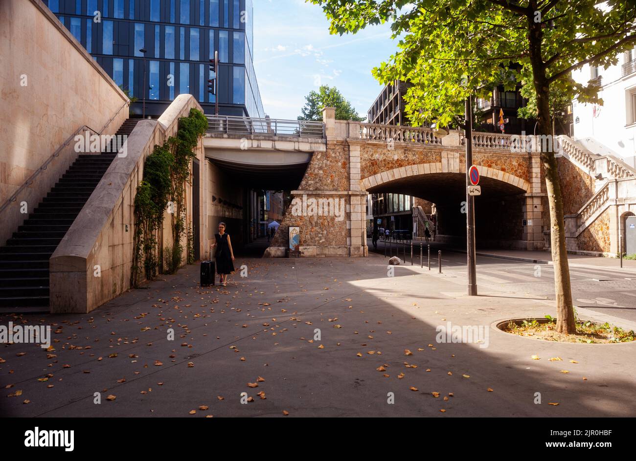 París, Francia Julio de 13 Gente caminando en Rue du Chevaleret. Quartier de la Gare París, Francia Julio de 13 Gente caminando en Rue du Chevaleret. Quartier de la Gare