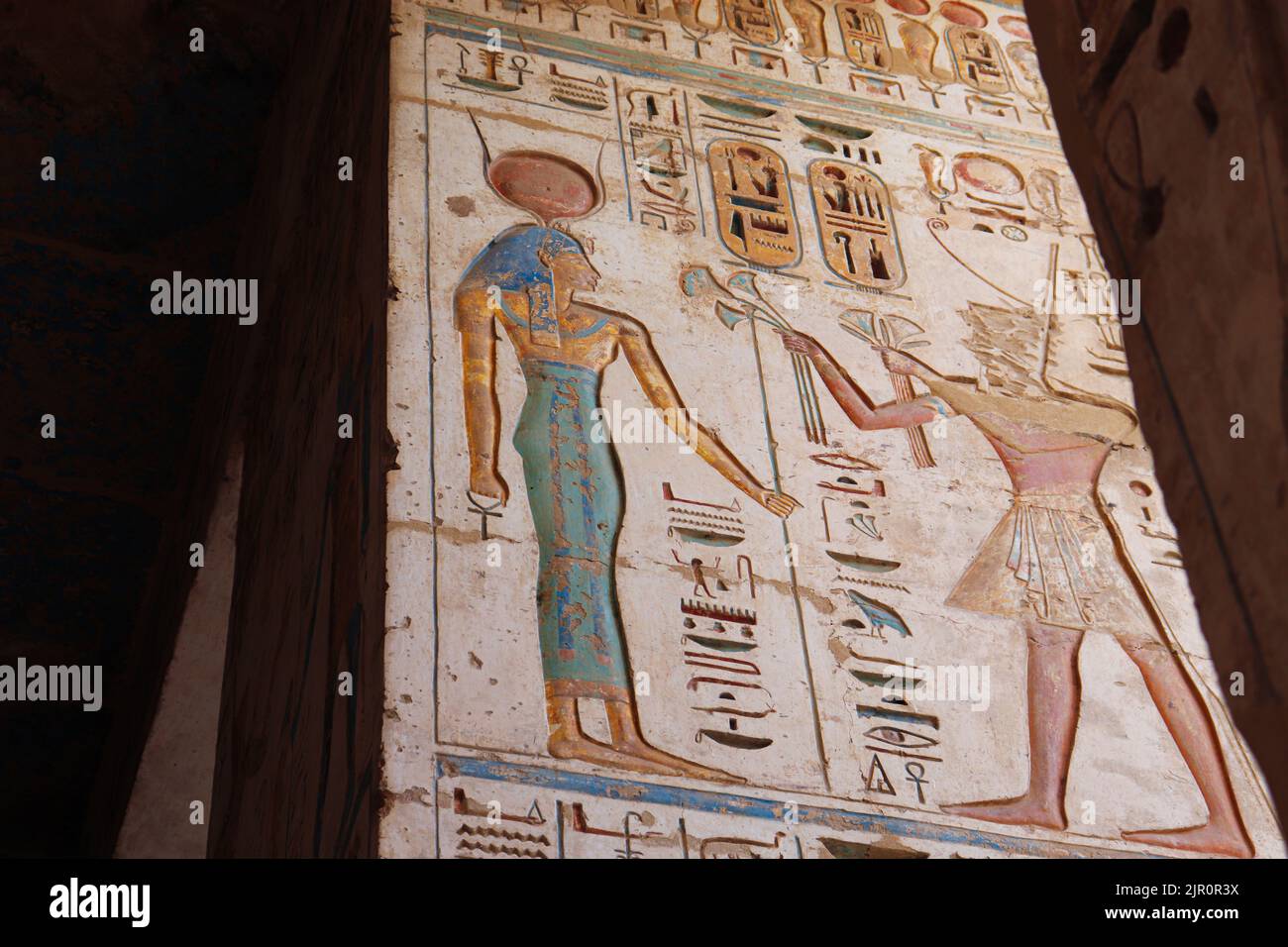 Relieves coloridos bien conservados en el templo mortuorio de Ramsés III (Medinet Habu) en la orilla oeste del río Nilo en Luxor Foto de stock