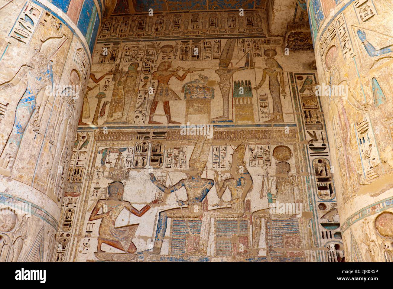 Relieves coloridos bien conservados en el templo mortuorio de Ramsés III (Medinet Habu) en la orilla oeste del río Nilo en Luxor Foto de stock