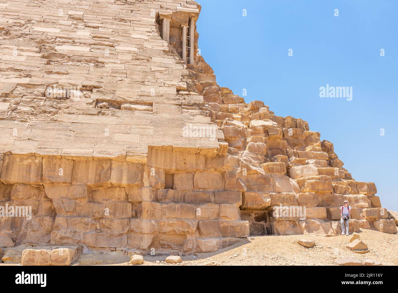Dahshur, Egipto; 19 de agosto de 2022 - La cubierta de piedra caliza original en la pirámide doblada en Dahshur, Egipto. Foto de stock