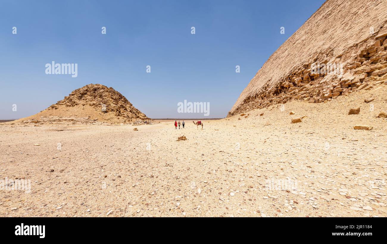 La Pirámide Satélite al lado de la Pirámide Bcurva en Dahshur, Egipto. Foto de stock