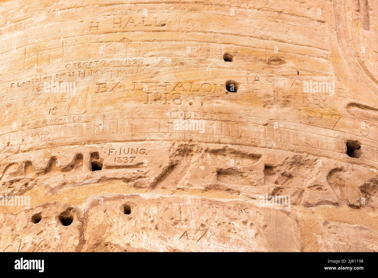 Luxor, Egipto; 18 de agosto de 2022 - Graffiti victoriano tallado en una columna en el templo Karnak, Luxor, Egipto. Foto de stock