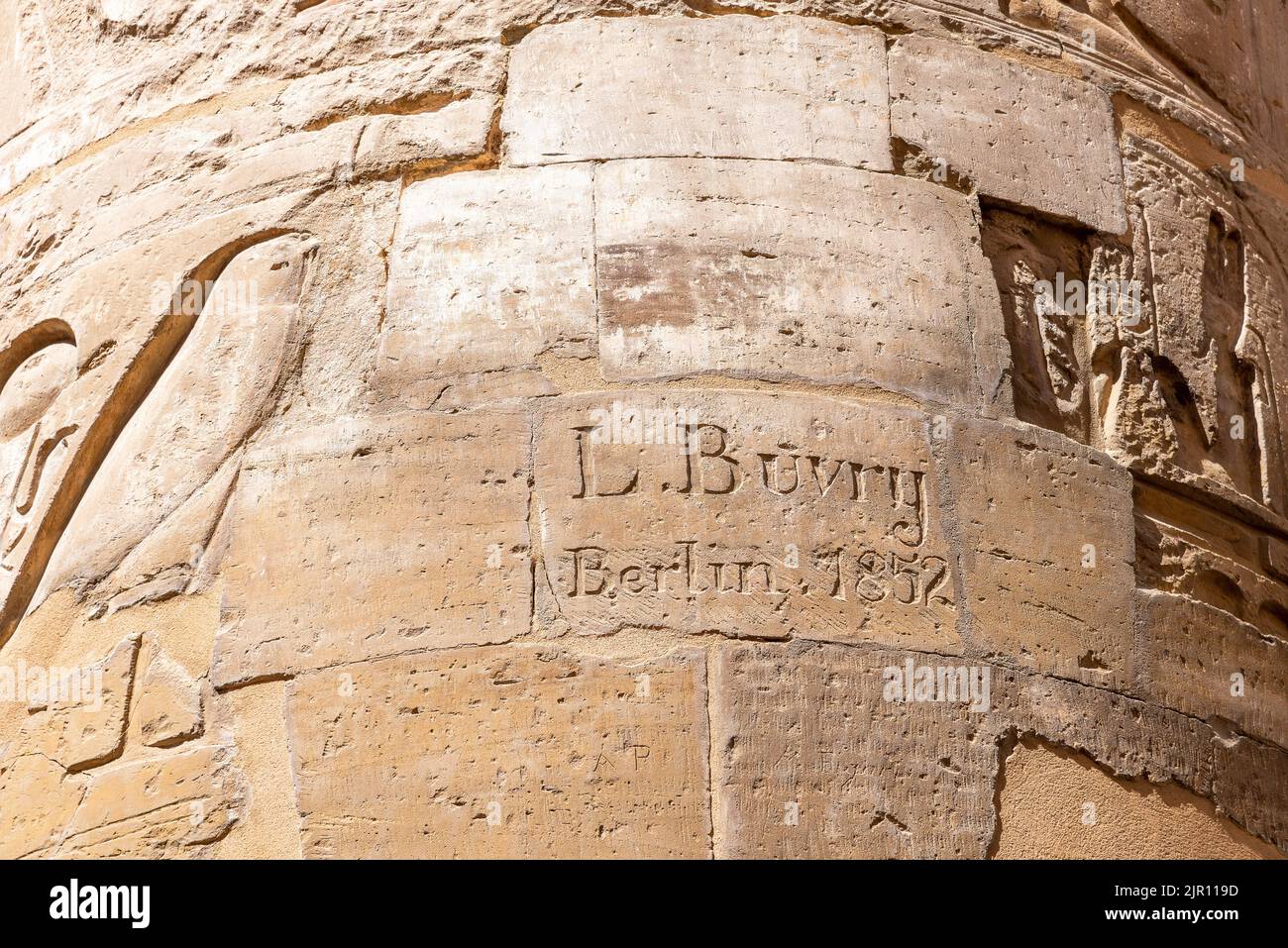 Luxor, Egipto; 18 de agosto de 2022 - Graffiti victoriano tallado en una columna en el templo Karnak, Luxor, Egipto. Foto de stock