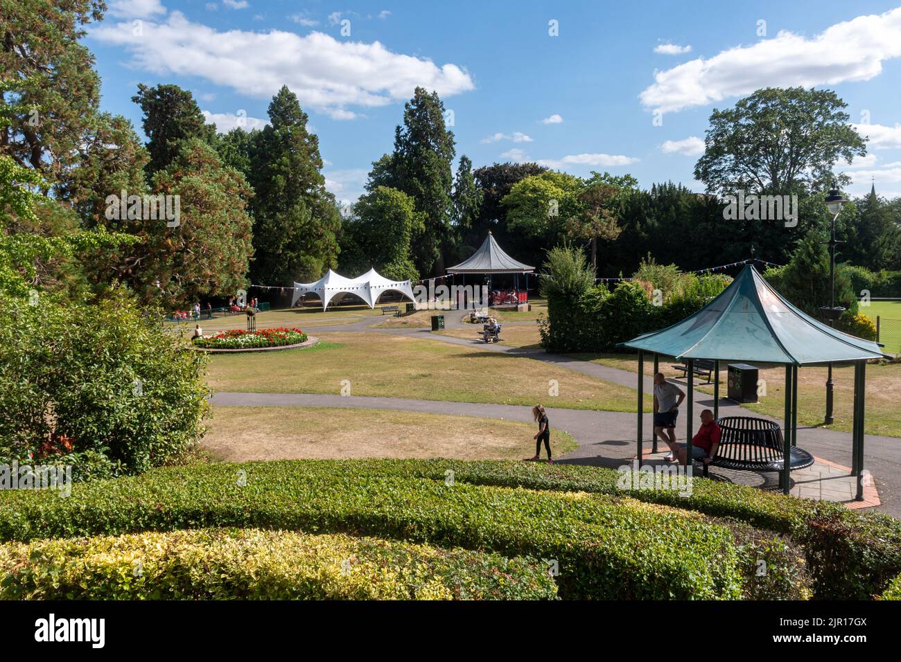 Alton Public Gardens, un parque en la ciudad comercial de Hampshire, Inglaterra, Reino Unido, lleno de gente en un día de verano Foto de stock