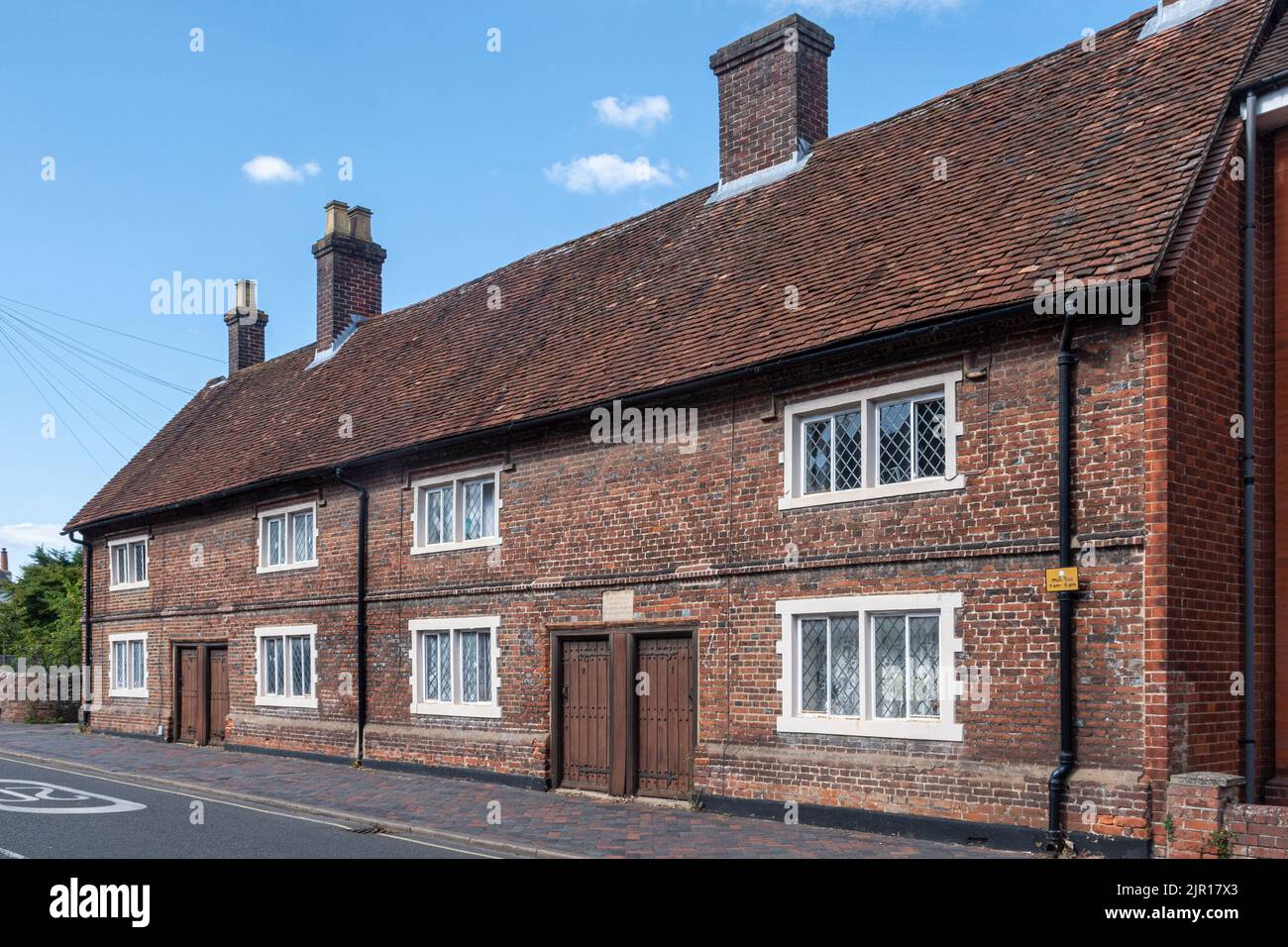 Geale's Almshouses fundada en 1653, en Church Street en Alton, una ciudad comercial en Hampshire, Inglaterra, Reino Unido Foto de stock