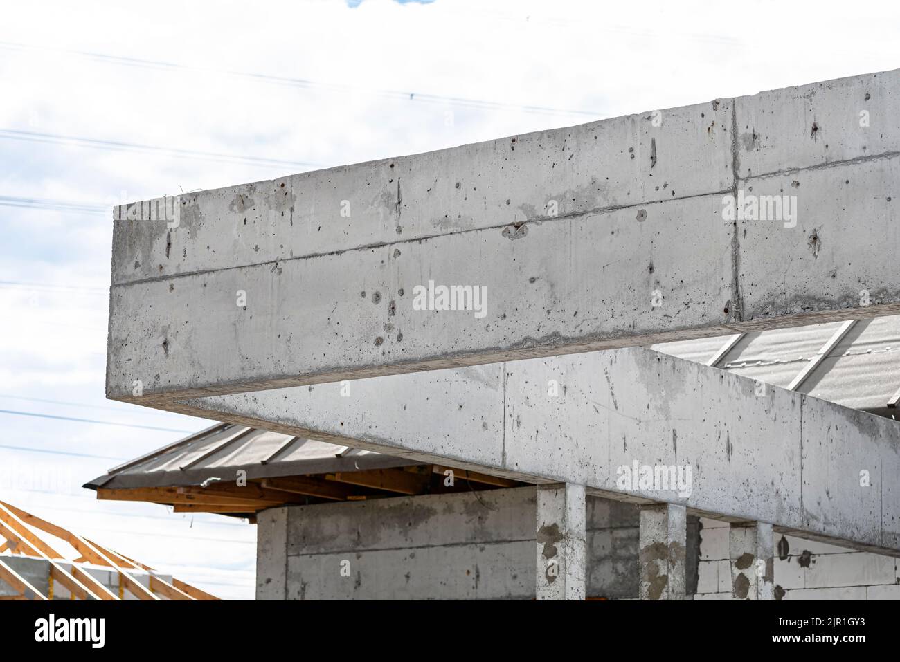 Pilares de hormigón y una corona vertieron sobre la terraza en una