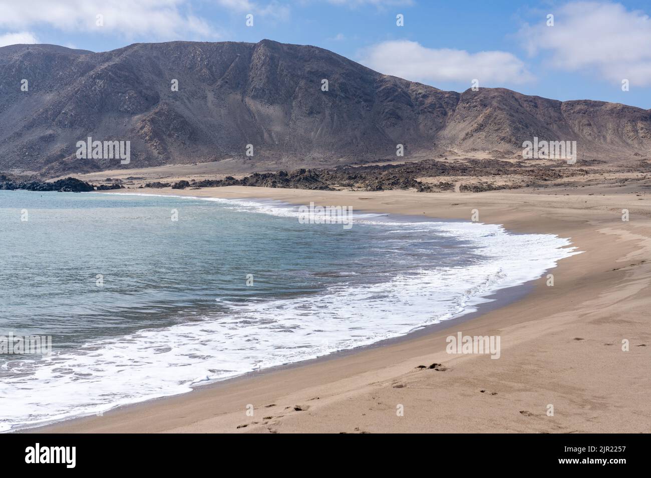 Las olas se bañan en la playa de arena de Caleta Pan de Azucar en el
