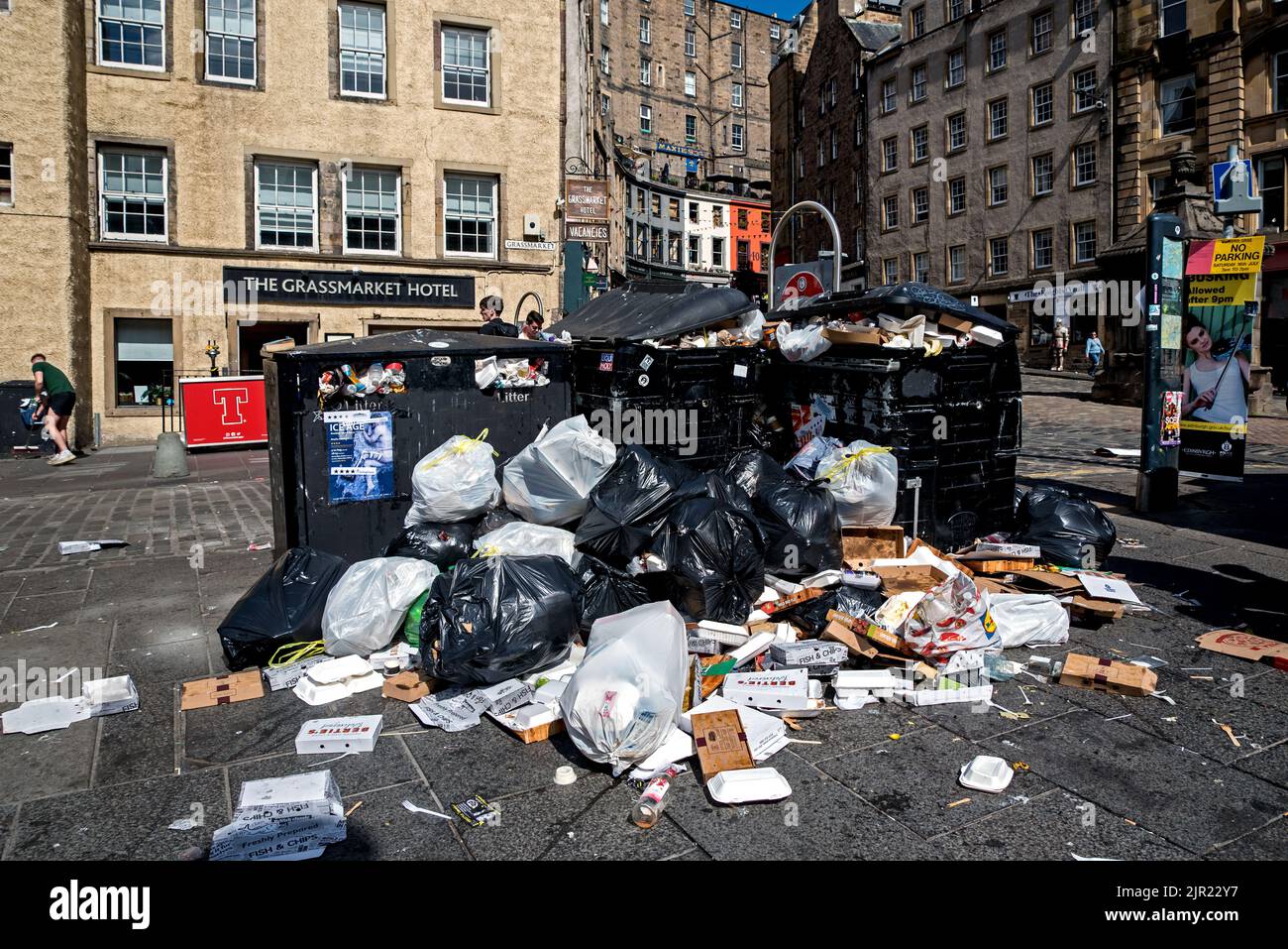 Los contenedores de basura rebosan en el Grassmarket debido a la acción industrial de los trabajadores del consejo de Edimburgo. Edimburgo, Escocia, Reino Unido. Foto de stock