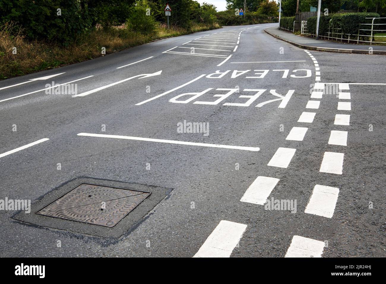 Muchas líneas blancas de tráfico pintadas en asfalto del Reino Unido Foto de stock