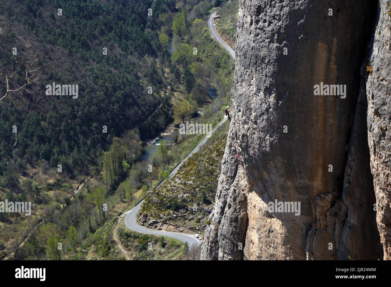 Escalador en las paredes del Gorge de la Jonte, Parque Nacional de Cevennes, Francia Foto de stock