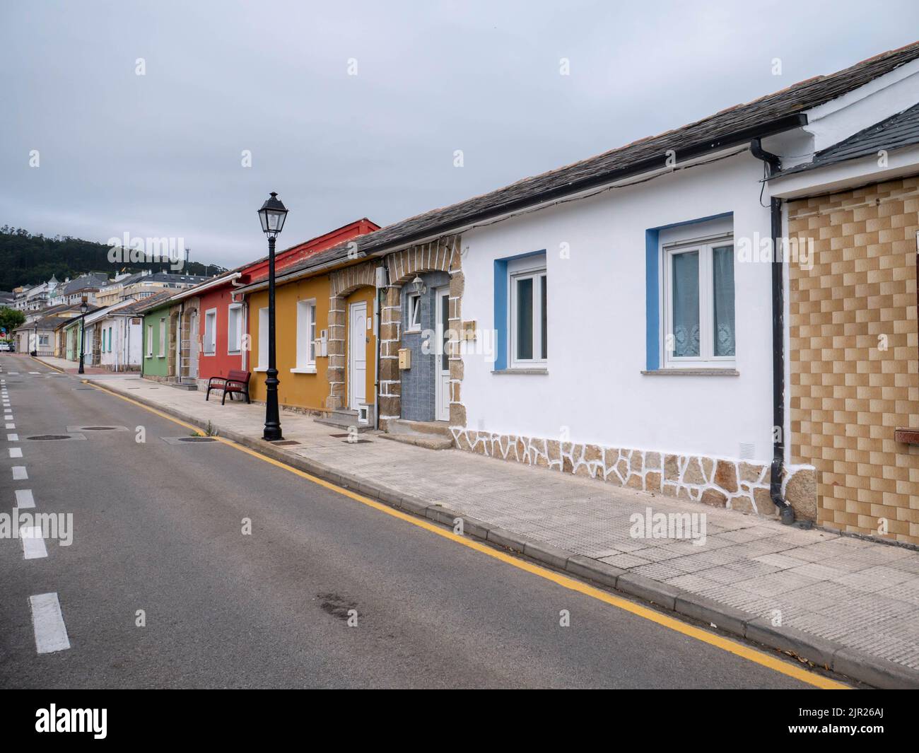 BURELA, ESPAÑA - Agosto 06,2022: Casas de colores en el pequeño pueblo pesquero de Burela, Galicia, España Foto de stock