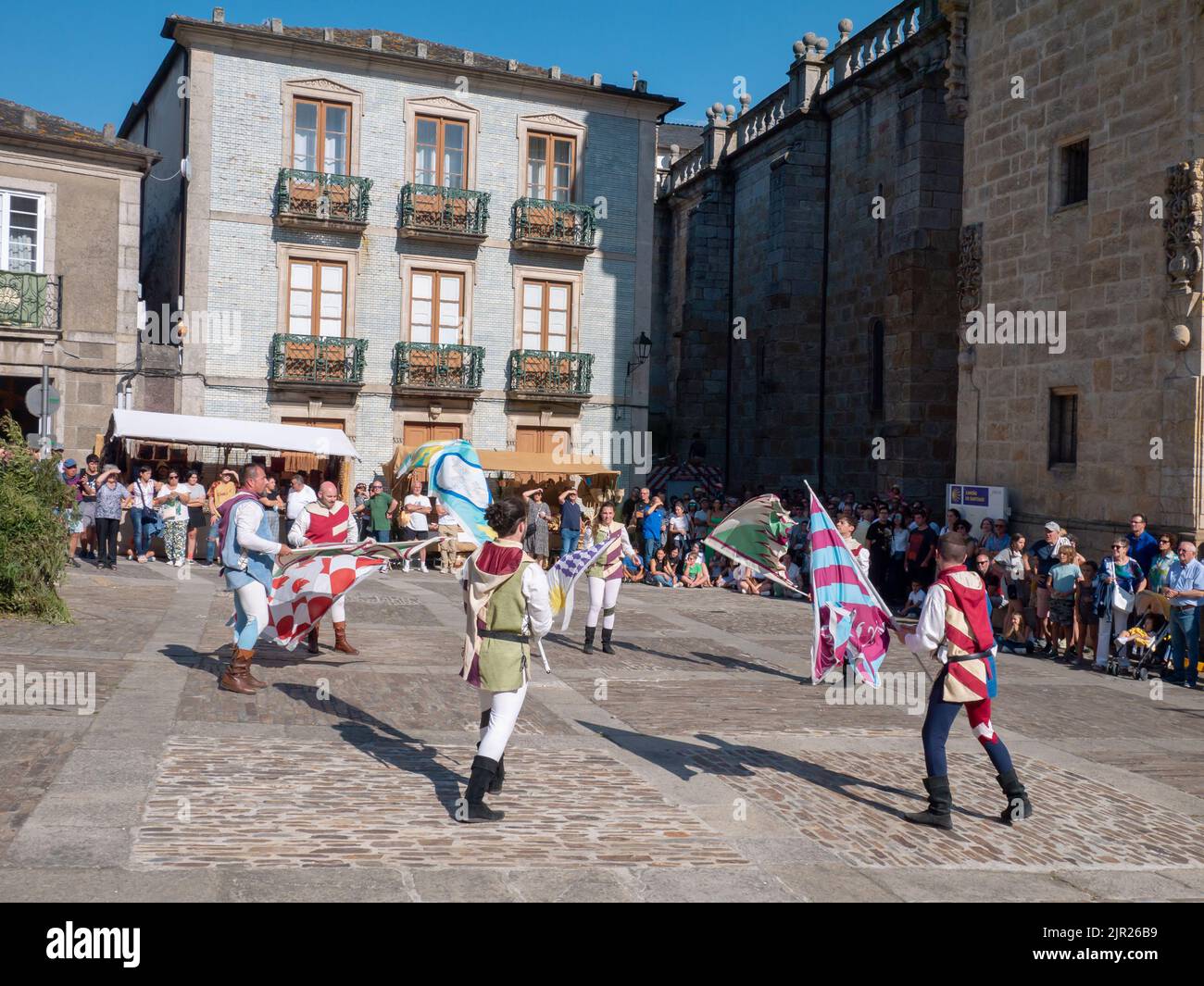 MONDONEDO, ESPAÑA - 14 DE AGOSTO de 2022: Representación con banners en la feria medieval en la plaza de la catedral del casco antiguo de Mondonedo,Lugo,Galicia,España Foto de stock