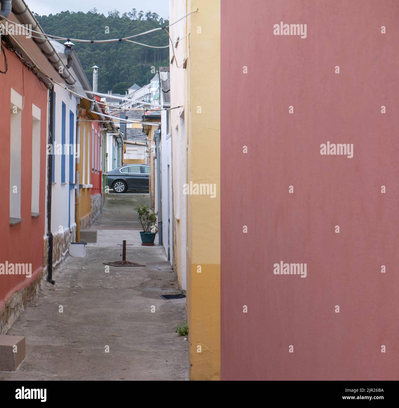 BURELA, ESPAÑA - Agosto 06,2022: Calle estrecha en el pequeño pueblo pesquero de Burela, Galicia, España Foto de stock