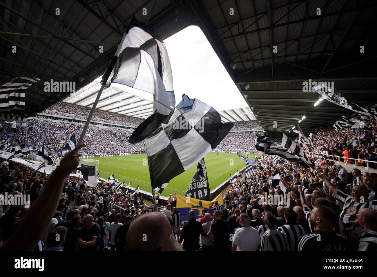 Newcastle, Reino Unido, 21/08/2022, NEWCASTLE FANS WITH FLAGS, NEWCASTLE UNITED FC, 2022Credit: Allstar Picture Library/ Alamy Live News Foto de stock