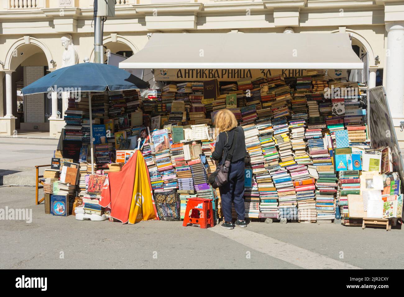 Librería callejera en el centro de Skopje, capital del norte de Macedonia, Europa, Foto de stock