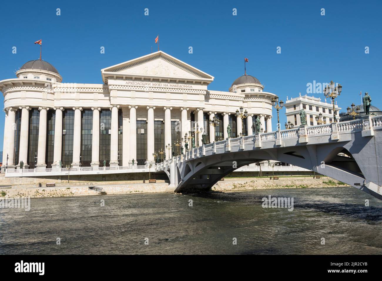 Museo de arqueología y Eye Bridge sobre el río Vardar en Skopje. Norte de Macedonia Foto de stock