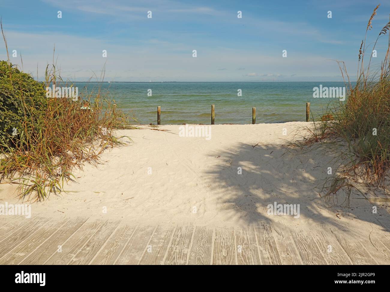 Acceso a una playa en Tampa Bay cerca de Bean Point en el extremo noreste de Anna Maria Island, Florida Foto de stock