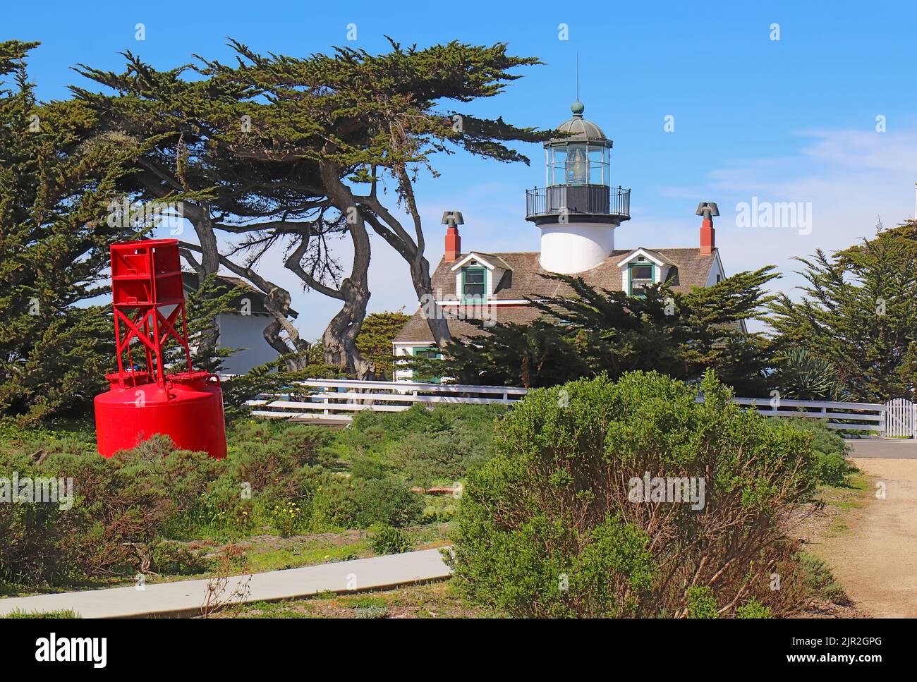Punto Pinos, el más antiguo faro de funcionamiento continuo en la costa oeste, en la bahía de Monterey en Pacific Grove, California Foto de stock