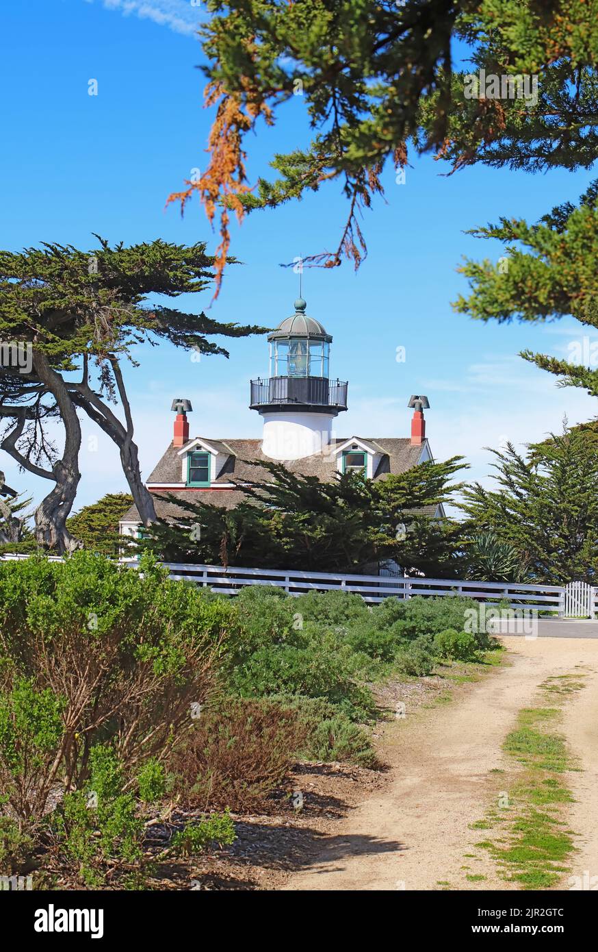 Point Pinos, el faro más antiguo en funcionamiento continuo en la costa oeste, en la bahía de Monterey en Pacific Grove, California vertical Foto de stock
