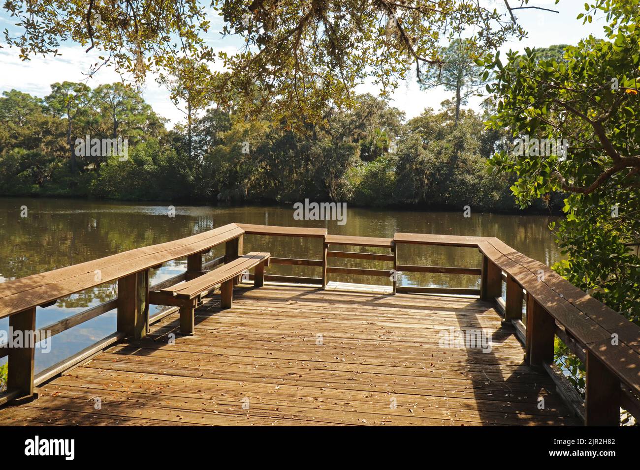 Área de observación de madera en un canal en el Parque Estatal Oscar Scherer cerca de Osprey, Florida Foto de stock