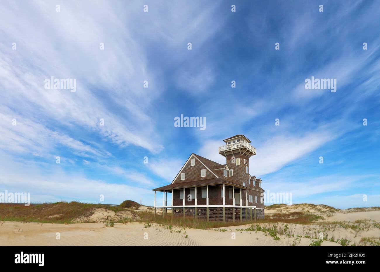 Histórica estación de salvamento de Oregon Inlet en Pea Island, cerca de Rodanthe, en las orillas exteriores de Carolina del Norte, contra un espectacular cielo azul Foto de stock