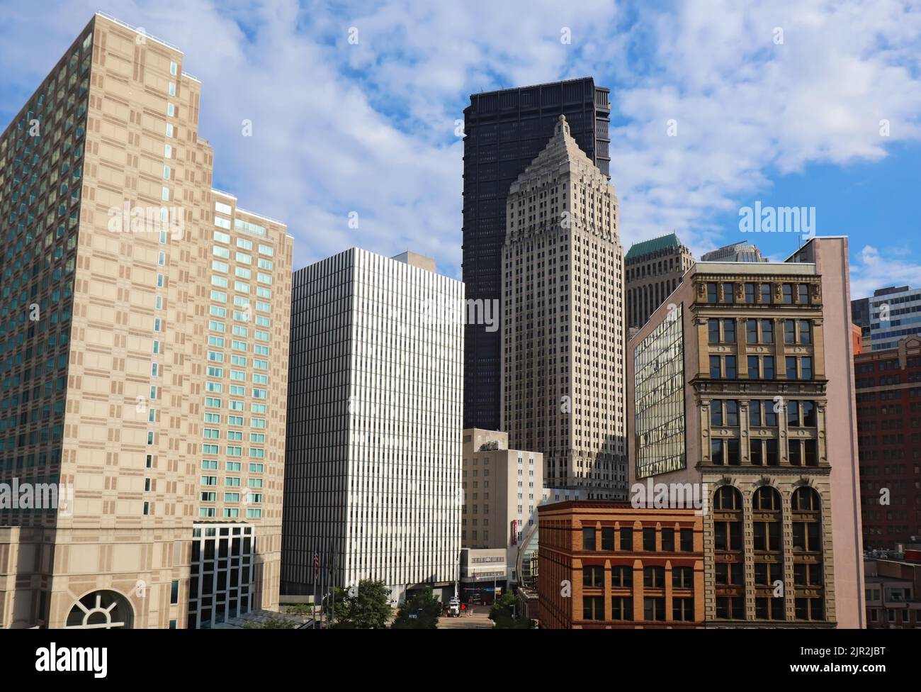 Horizonte parcial con rascacielos en el centro de Pittsburgh, Pensilvania Foto de stock